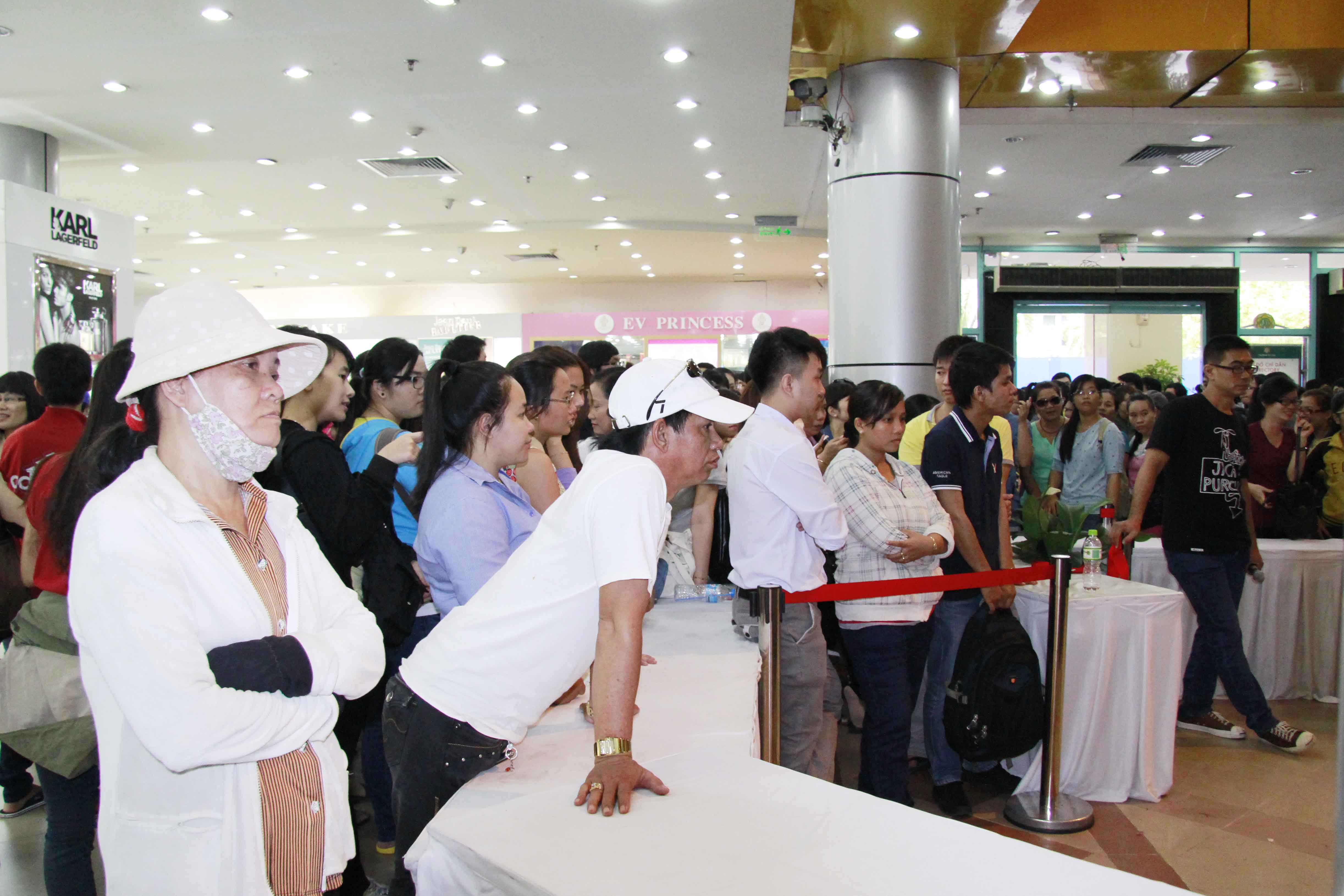 Nhiều người muốn săn được đồ đẹp phải chờ đợi rất l&acirc;u c&oacute; khi l&ecirc;n đến h&agrave;ng giờ đồng hồ