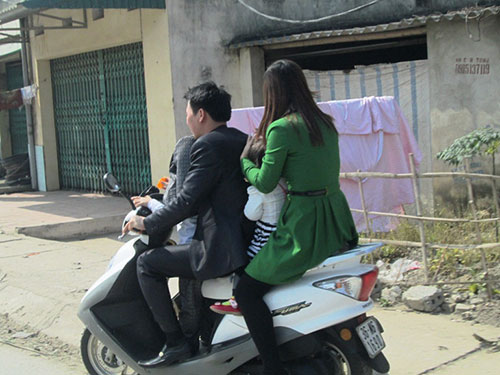 Hình ảnh người điều khiển xe gắn máy không đội mũ bảo hiểm rất phổ biến trong những ngày Tết ở tỉnh Thanh Hóa