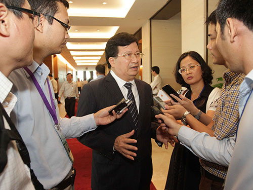 Bộ trưởng Trịnh Đ&igrave;nh Dũng trả lời phỏng vấn b&aacute;o ch&iacute; b&ecirc;n lề Quốc hội Ảnh: TTXVN