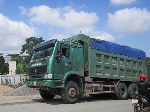 Xe “hổ vồ” phá nát đường sá