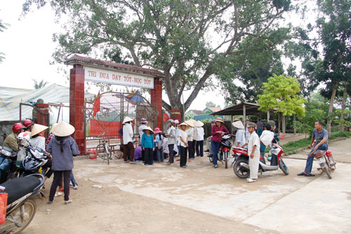 Người d&acirc;n tụ tập tại Trường THCS Hương B&igrave;nh