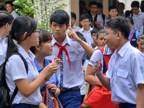 Thí sinh dự thi vào lớp 10 Trường THPT chuyên Lê Hồng Phong (TP HCM) sáng 21-6 Ảnh: Tấn Thạnh