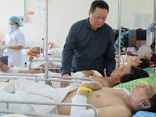 Lãnh đạo Công ty Thép Pomina thăm hỏi công nhân gặp nạn Ảnh: PHẠM DŨNG