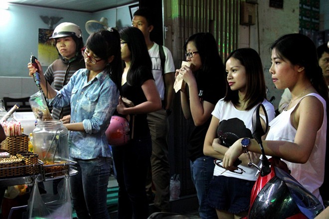 Để c&oacute; thể mua được một bịch b&aacute;nh tr&aacute;ng trộn ở cửa tiệm mệnh danh ngon nhất S&agrave;i G&ograve;n, người d&acirc;n phải lấy số thứ tự v&agrave; chờ đợi đến lượt. Với mức gi&aacute; 10.000-20.000 đồng/bịch t&ugrave;y qu&aacute;n v&agrave; t&ugrave;y nguy&ecirc;n liệu, b&aacute;nh tr&aacute;ng trộn l&agrave; m&oacute;n ăn vặt đặc biệt thu h&uacute;t giới trẻ S&agrave;i G&ograve;n, nhất l&agrave; sinh vi&ecirc;n, học sinh, nh&acirc;n vi&ecirc;n văn ph&ograve;ng.