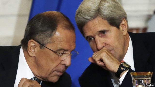 Ngoại trưởng Nga Sergei Lavrov (tr&aacute;i) v&agrave; Ngoại trưởng Mỹ John Kerry (phải). Ảnh: Reuters