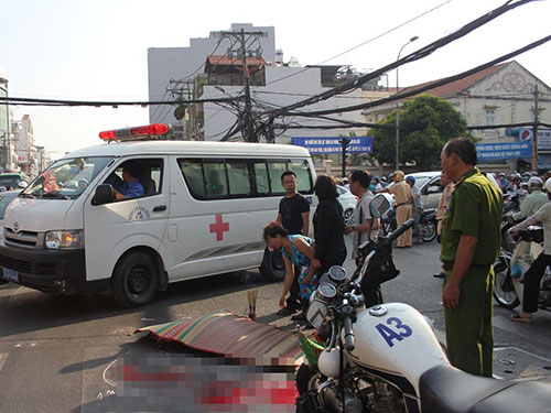 Hiện trường vụ tai nạn giữa xe buýt và xe máy làm cháu Trác tử nạn ở quận Phú Nhuận, TP HCMẢnh: XUÂN DANH