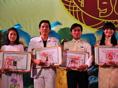 Nghệ sĩ đoạt Giải Trần Hữu Trang hớn hở khoe tài