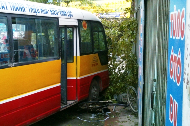 Chiếc xe m&aacute;y bẹp d&uacute;m phần đu&ocirc;i, chiếc xe đạp văng v&agrave;o trước cửa số nh&agrave; 324