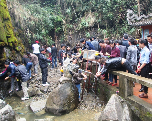 Thậm ch&iacute; lội cả xuống suối