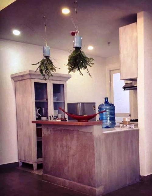 Tr&ecirc;n chậu c&oacute; bầu chứa nước bằng sứ,  3-4 ng&agrave;y mới thấm hết nước gi&uacute;p cho việc chăm s&oacute;c dễ d&agrave;ng hơn.