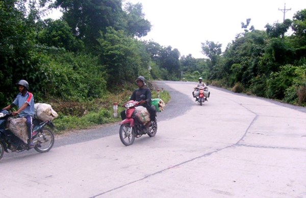 Măng được nh&agrave; vườn chở từ tr&ecirc;n n&uacute;i xuống ch&acirc;n n&uacute;i để b&aacute;n cho c&aacute;c vựa thu mua.