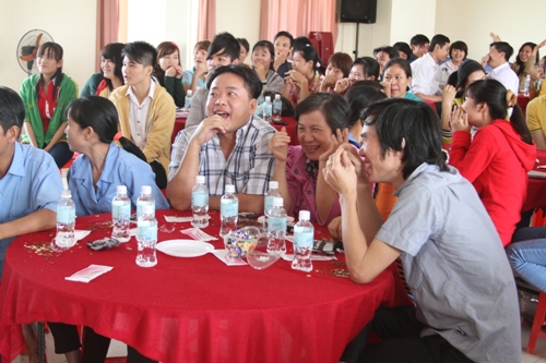 Người lao động có nhiều nụ cười sảng khoái trong ngày họp mặt tất niên