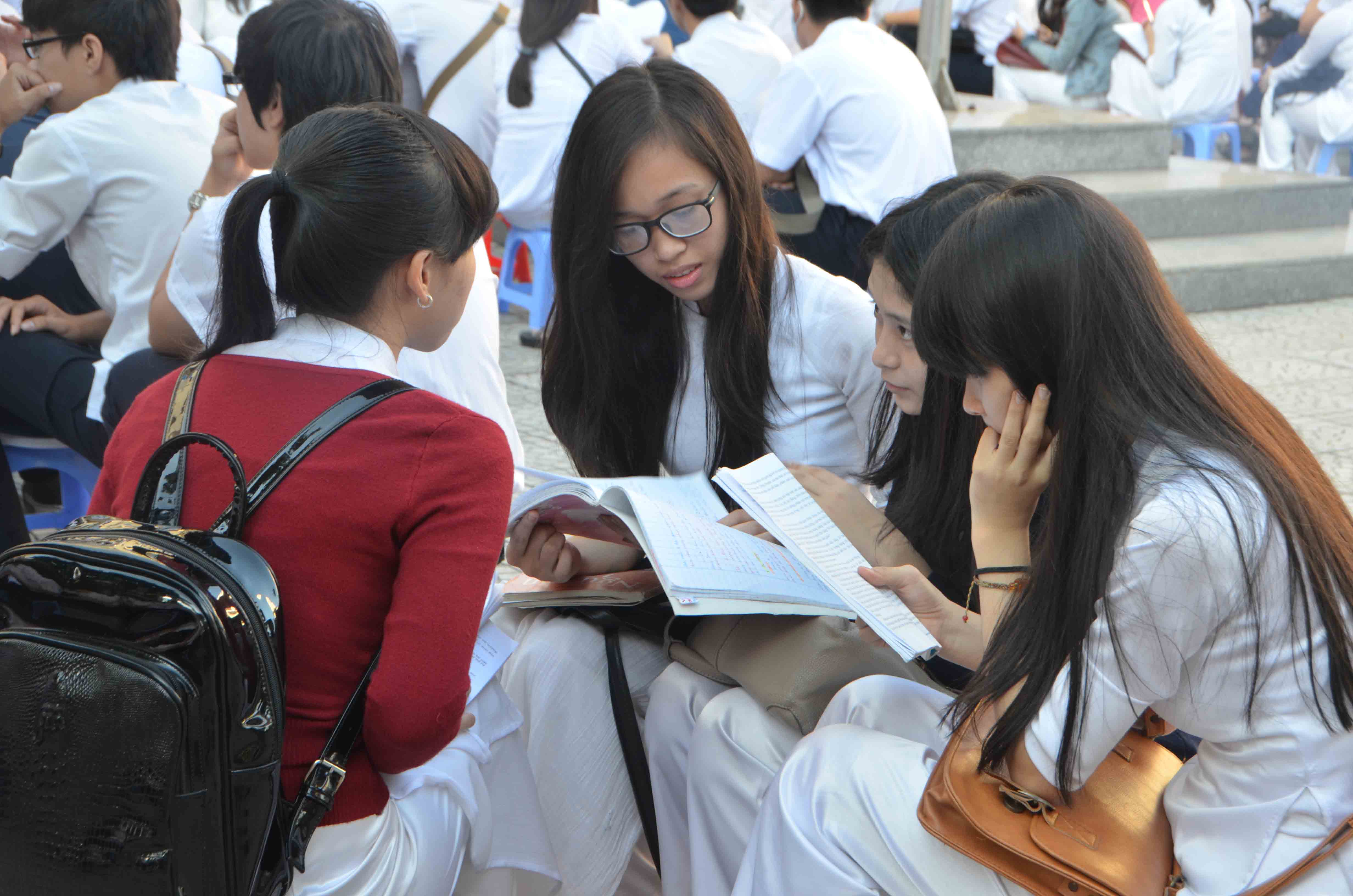 Tranh thủ đọc lại b&agrave;i trước giờ thi