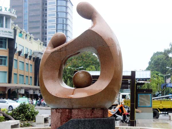 Ngo&agrave;i c&acirc;y xanh, c&aacute;c hạng mục kh&aacute;c nằm trong c&ocirc;ng vi&ecirc;n như ghế đ&aacute;, bồn hoa, tiểu cảnh, đ&agrave;i phun nước, đặc biệt l&agrave; bức tượng mẹ bồng con sẽ được th&aacute;o dỡ, di dời v&agrave; r&agrave;o chắn lại để phục vụ x&acirc;y dựng nh&agrave; ga tuyến Metro số 1