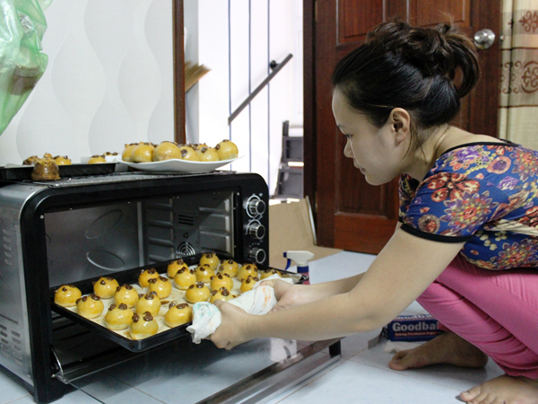 Khi đưa b&aacute;nh v&agrave;o l&ograve;, phải thường xuy&ecirc;n điều chỉnh nhiệt độ để cho những chiếc b&aacute;nh ngon nhất.