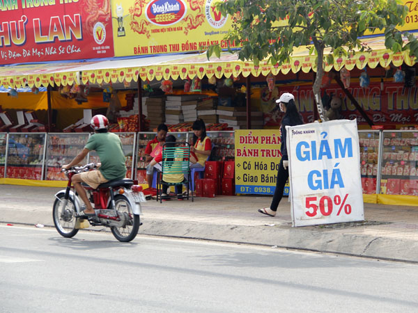 Cửa hàng ế ẩm, bánh trung thu hạ giá sớm
