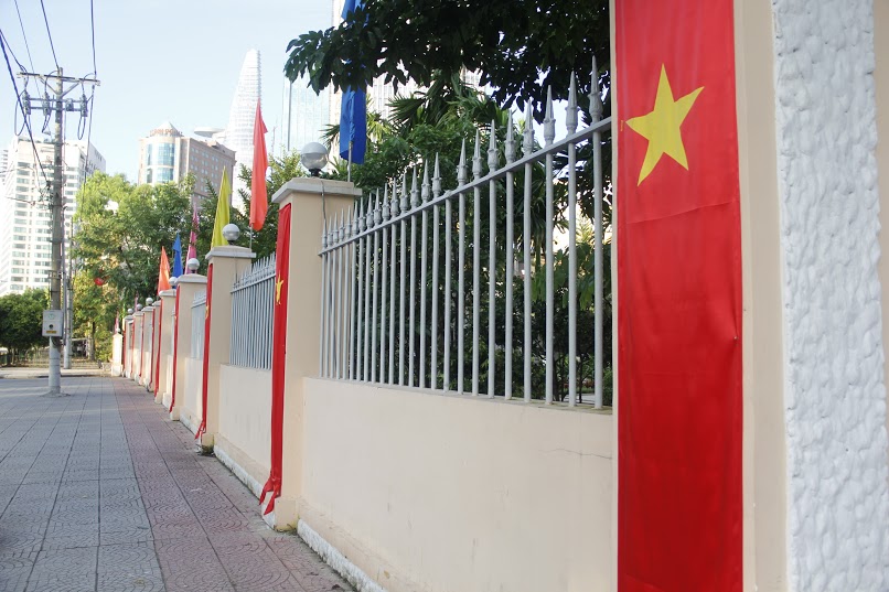 Cờ đỏ sao v&agrave;ng được treo khắm nơi ch&agrave;o mừng ng&agrave;y lễ trọng đại của đất nước. (ảnh chụp trước Bảo t&agrave;ng T&ocirc;n Đức Thắng, quận 1).