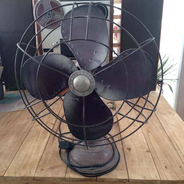 V&agrave; cả một chiếc quạt m&aacute;y cũ gợi nhớ về thời bao cấp thập ni&ecirc;n 70 - 80 của thế kỷ trước.