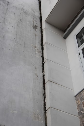 Sống thấp thỏm trong nhà bị nghiêng