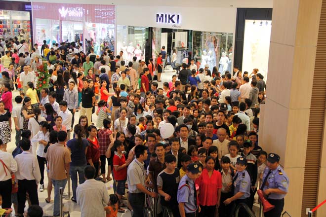 Do lượng người đổ v&agrave;o t&ograve;a nh&agrave; qu&aacute; đ&ocirc;ng n&ecirc;n bảo vệ phải chia kh&aacute;ch l&ecirc;n c&aacute;c tầng, tuy nhi&ecirc;n tất cả đều phải xếp h&agrave;ng theo đợt mới l&ecirc;n được.