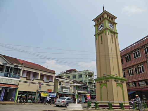 Th&aacute;p nghi&ecirc;ng Purcell Tower l&agrave; biểu tượng của thị trấn n&agrave;y.