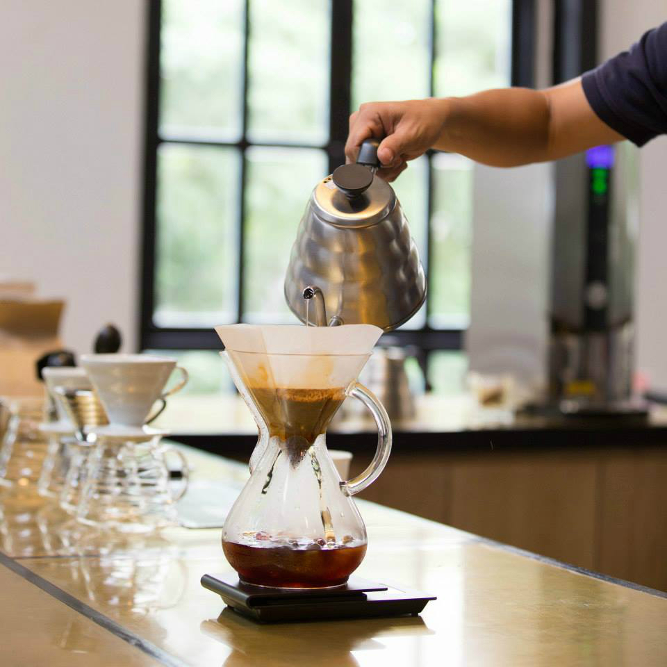 Pha c&agrave; ph&ecirc; bằng phểu