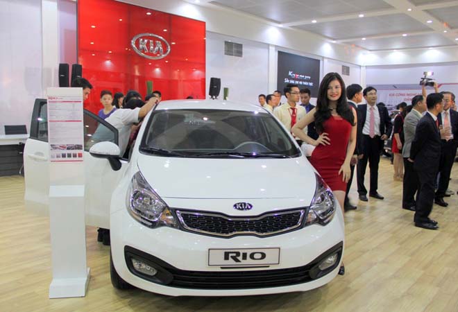 D&ograve;ng xe quan trọng thứ 2 l&agrave; Rio phi&ecirc;n bản sedan, ph&acirc;n kh&uacute;c B m&agrave; Thaco Kia ph&acirc;n phối, được nhập khẩu nguy&ecirc;n chiếc. Nội thất c&oacute; tay l&aacute;i bọc da, k&iacute;nh cửa chỉnh điện, sấy k&iacute;nh trước sau, điều h&ograve;a tự động...