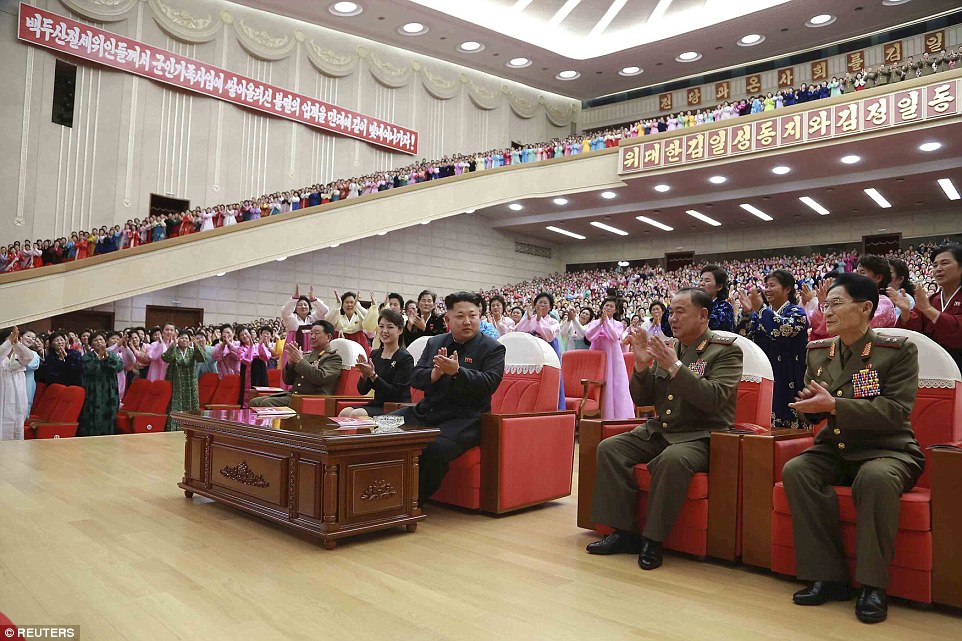 &Ocirc;ng Kim nhận được sự ngưỡng mộ từ c&aacute;c b&agrave; vợ của qu&acirc;n nh&acirc;n Triều Ti&ecirc;n. Ảnh: Reuters