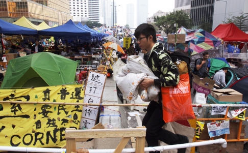 Một sinh vi&ecirc;n cuối g&oacute;i đồ đạc rời khỏi. Ảnh: SCMP