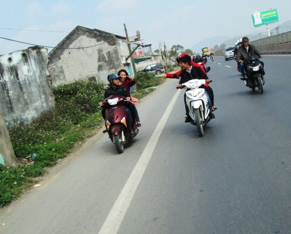 Nhưng lại c&oacute; người tươi cười, tạo d&aacute;nh cho PV chụp ảnh