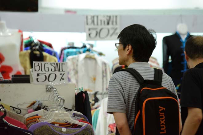 Một số khách hàng cho biết nhiều sản phẩm Sale off nhưng giá vẫn cao hơn bên ngoài
