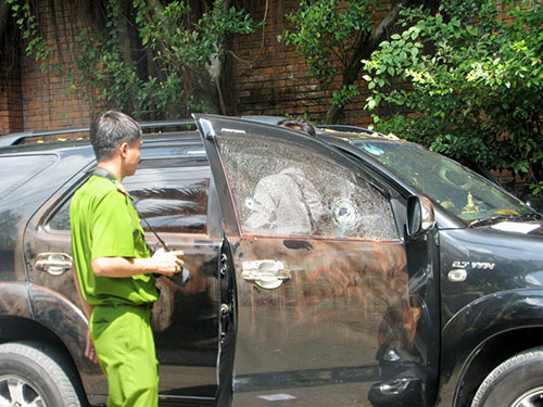 Lực lượng c&ocirc;ng an khám nghi&ecirc;̣m chi&ecirc;́c &ocirc; t&ocirc; có 2 người ch&ecirc;́t