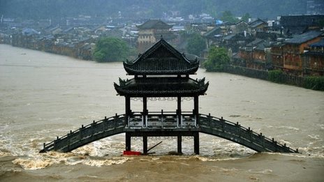 Thị trấn cổ Phượng Hoàng ngập trong lũ sáng 16-7. Ảnh: BBC