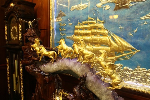 B&aacute;t m&atilde; bằng v&agrave;ng v&ocirc; c&ugrave;ng tinh xảo đặt tr&ecirc;n khối thạch anh t&iacute;m gi&aacute; trị h&agrave;ng tỉ đồng.