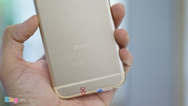Phần dưới mặt sau có cả logo iPhone và dòng chữ Designed by Apple...