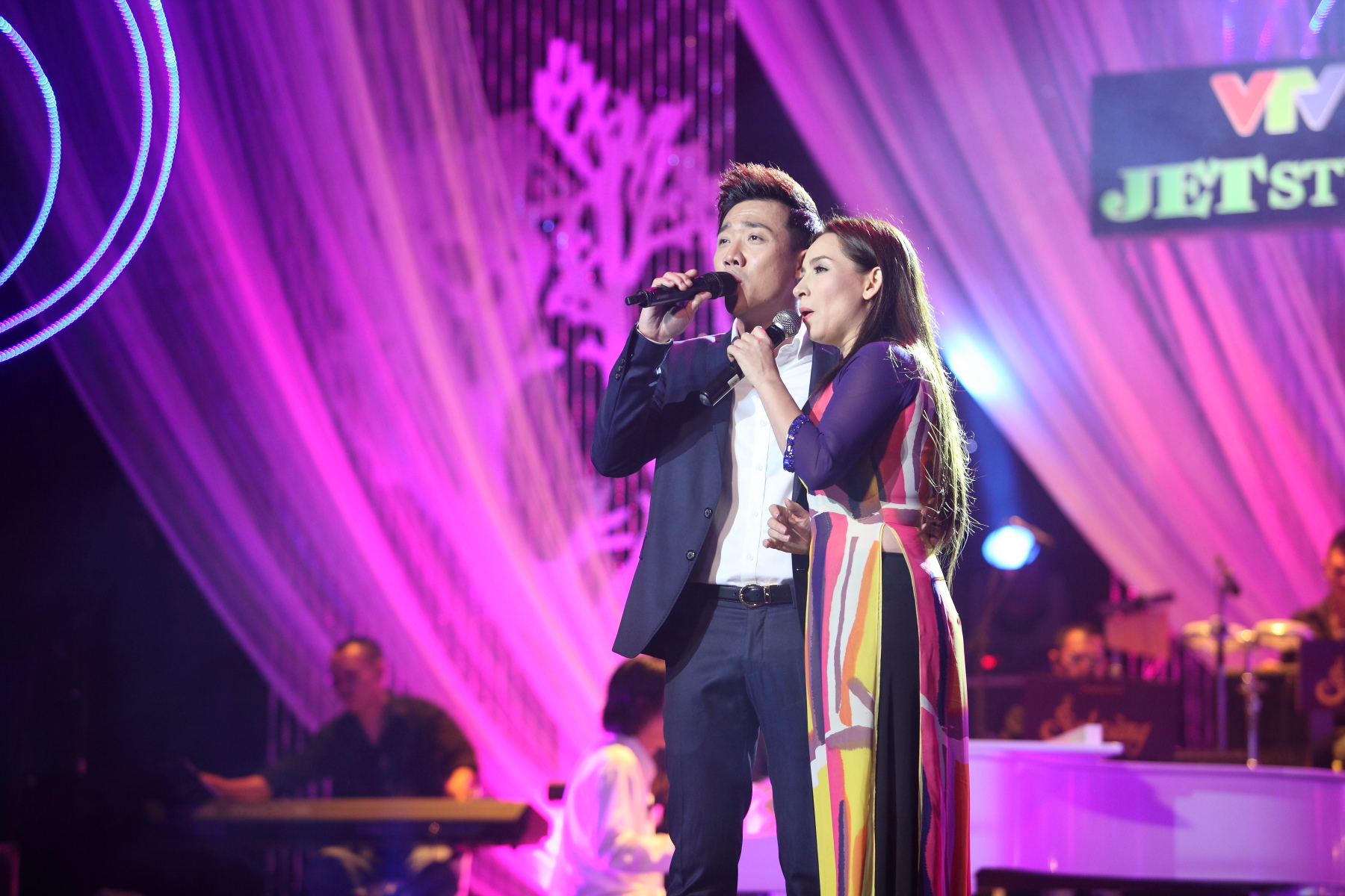 M&agrave;n song ca với MC, diễn vi&ecirc;n Trấn Th&agrave;nh