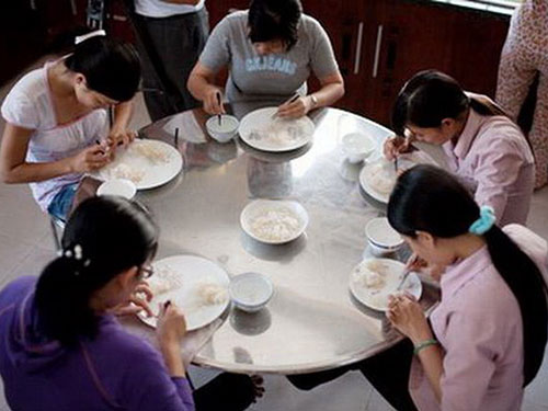 Chế biến yến sào, thật - giả khó lường Ảnh: MINH ANH