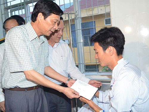 Ông Nguyễn Văn Đọc, Chủ tịch UBND tỉnh Quảng Ninh, thăm hỏi nạn nhân sau vụ nổ súng