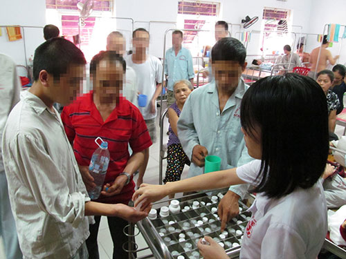 Bệnh nhân tâm thần (bìa trái) đang được điều trị tại Bệnh viện Tâm thần trung ương 1