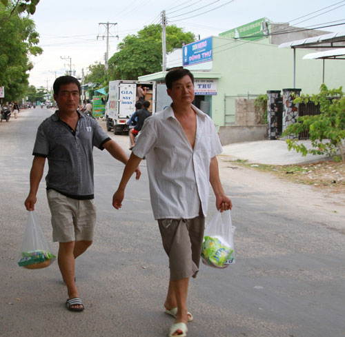 Lao động Trung Quốc ở huyện 
Tuy Phong, tỉnh B&igrave;nh Thuận ra ngo&agrave;i mua sắm Ảnh: BẠCH LONG