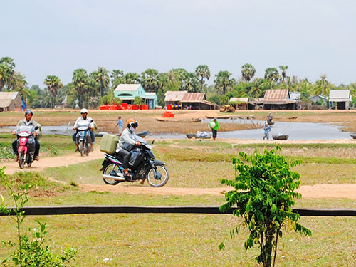 Từ Campuchia, thuốc l&aacute; theo đường m&ograve;n nhập lậu v&agrave;o Việt Nam