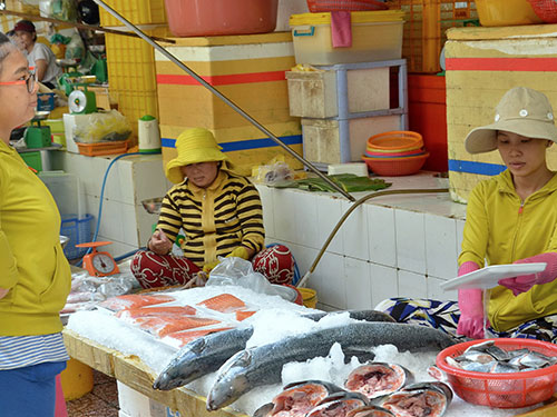 Xăng giảm giá, hàng hóa vẫn... trơ trơ