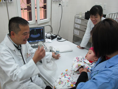 Khi mắc bệnh, người d&acirc;n n&ecirc;n t&igrave;m đến bệnh viện hay b&aacute;c sĩ để c&oacute; những lời khuy&ecirc;n th&iacute;ch hợp