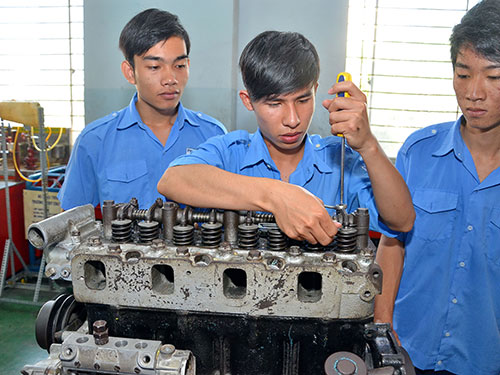 Đại diện các trường cao đẳng, trung cấp lo thiếu người học khi bỏ điểm sàn. Trong ảnh: Giờ thực hành của sinh viên Trường Cao đẳng Kỹ thuật Cao Thắng (TP HCM) Ảnh: TẤN THẠNH