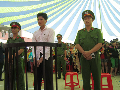 Lê Văn Nghiêm (SN 1991, quê Cà Mau) bị tuyên 36 tháng tù giam cho tội “Cố ý gây rối trật tự công cộng” và tội “Cố ý làm hư hỏng tài sản”