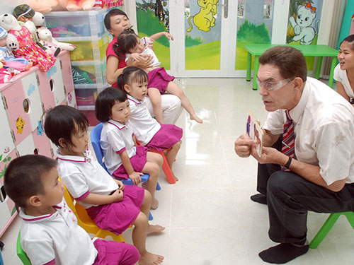 Dạy tiếng Anh bậc mầm non: Xoay như chong chóng!