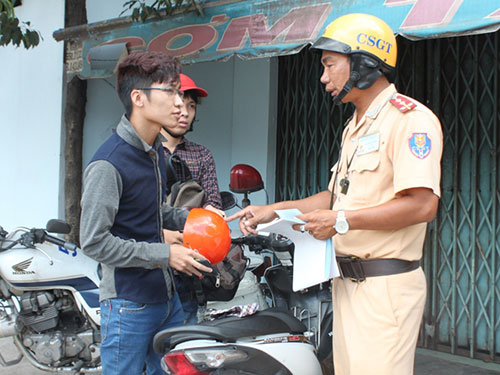 Không phạt người đội mũ bảo hiểm dỏm