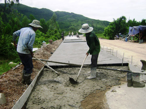 Con đường b&ecirc;-t&ocirc;ng do thương binh Ng&ocirc; Văn Nhặt vận động x&acirc;y dựng ở tỉnh Ph&uacute; Y&ecirc;nẢnh: HỒNG &Aacute;NH