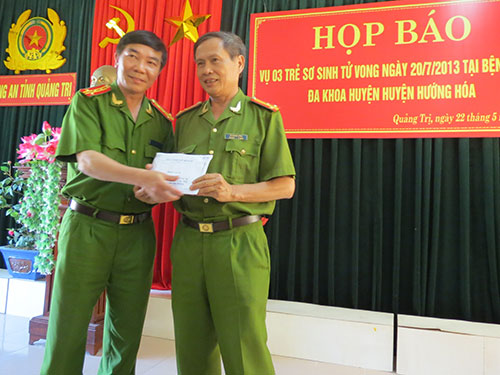 Đại diện Cục CSĐT tội phạm về trật tự x&atilde; hội - Bộ C&ocirc;ng an (tr&aacute;i) trao thưởng cho đại diện C&ocirc;ng an tỉnh Quảng Trị