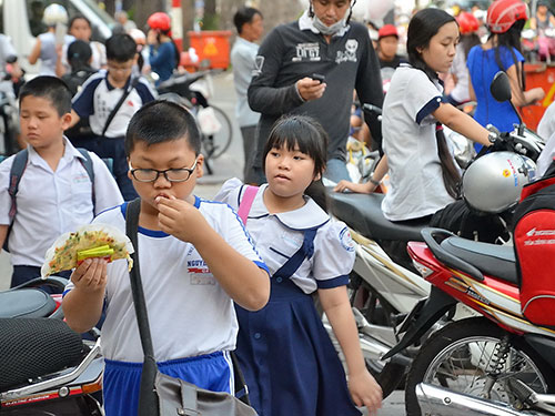 Học sinh học thêm tại Trường Tiểu học Trần Hưng Đạo (quận 1, TP HCM) chiều 11-4 Ảnh: TẤN THẠNH